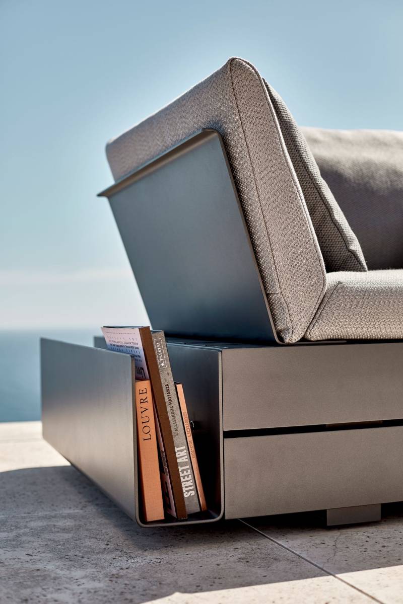 Zoom sur l'accoudoir du salon de jardin Boxx par Solpuri à Cannes
