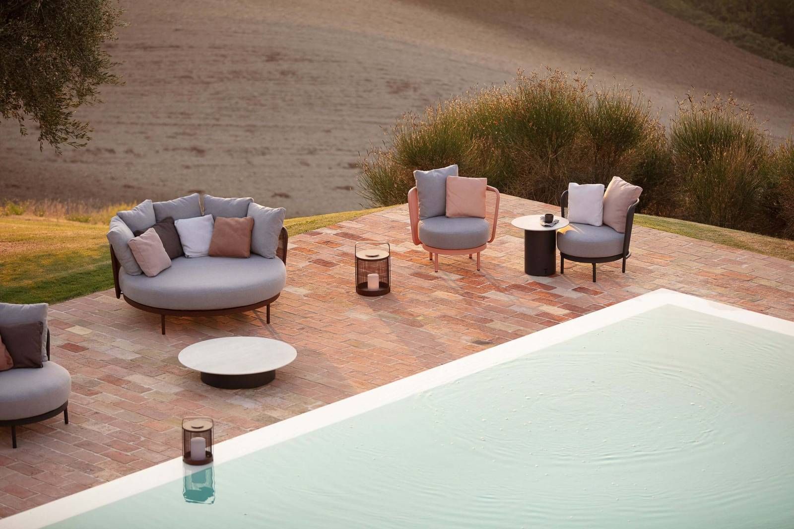 Vue d'ensemble avec plusieurs table basse d'extérieur à Marseille