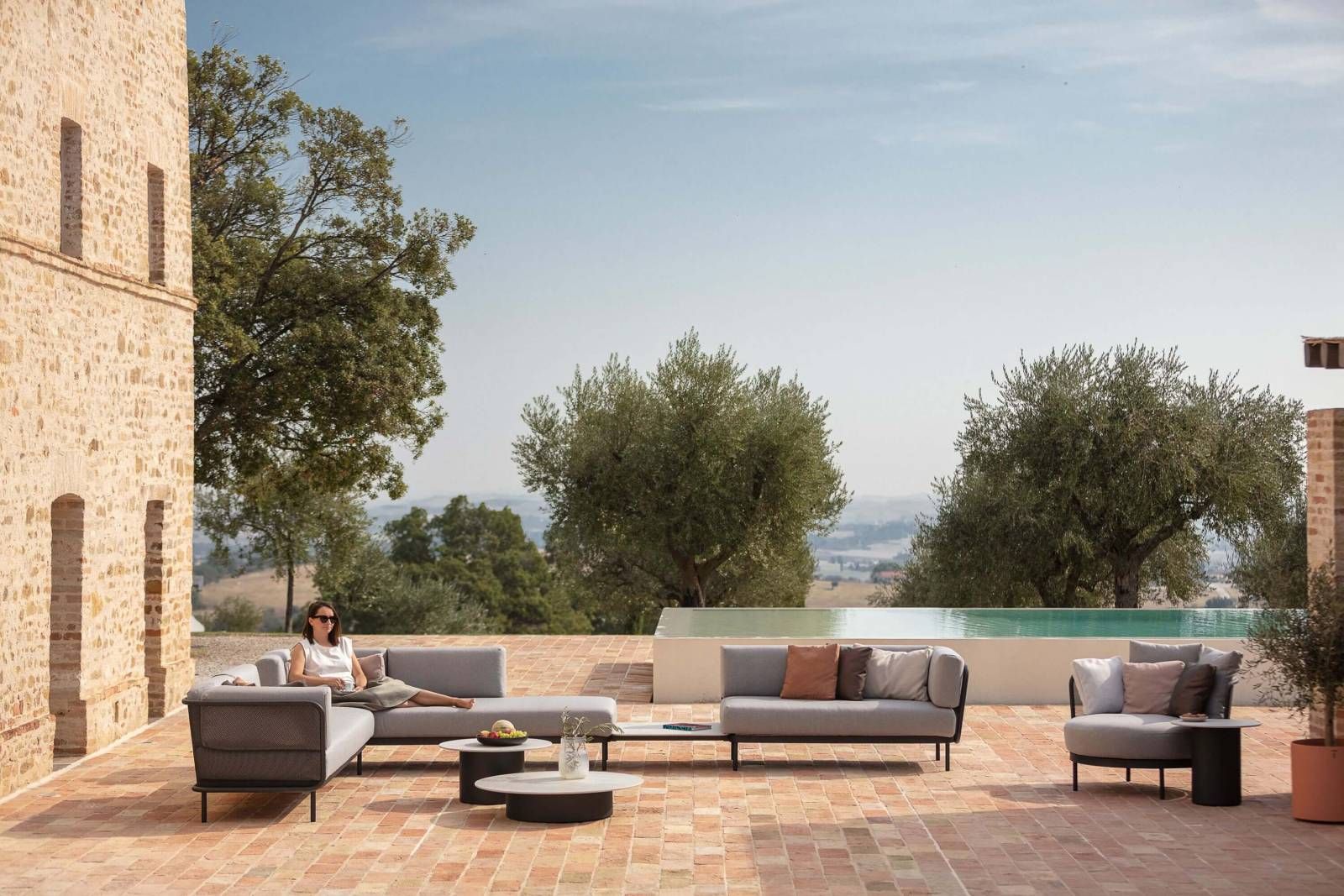 Mise en situation de la table basse en aluminium à Biarritz