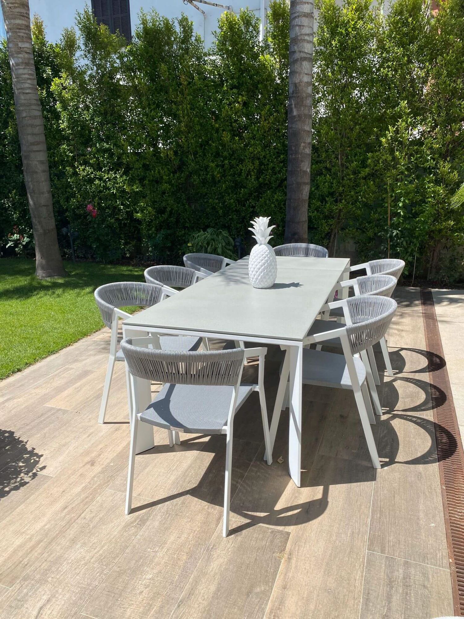 Chaise de repas grise et blanche chez un particulier à Aix