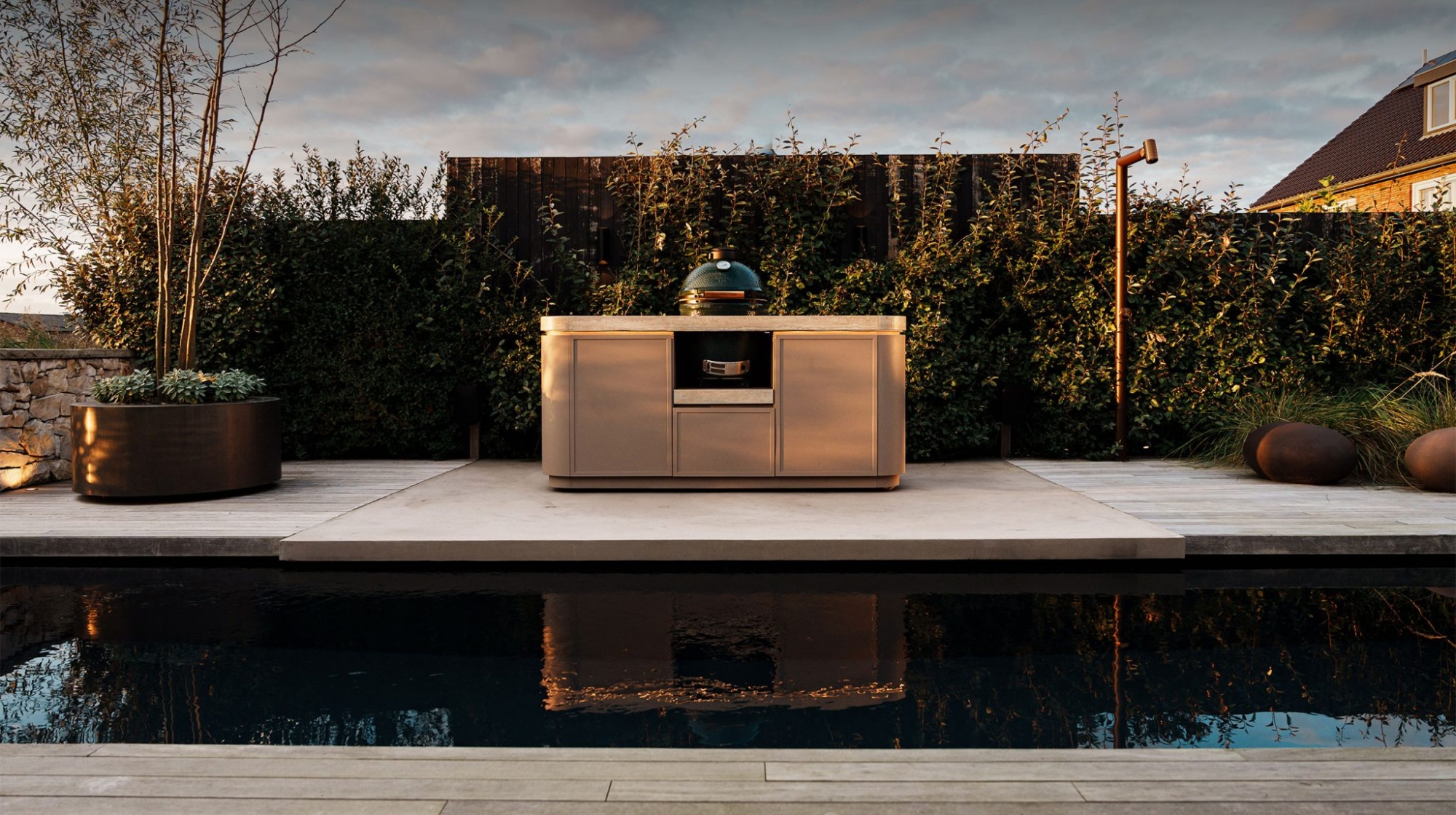 Cuisine extérieure à la silhouette élégante, contemporaine et aux lignes arrondies conçue sur mesure et entièrement personnalisable, collection Tulum