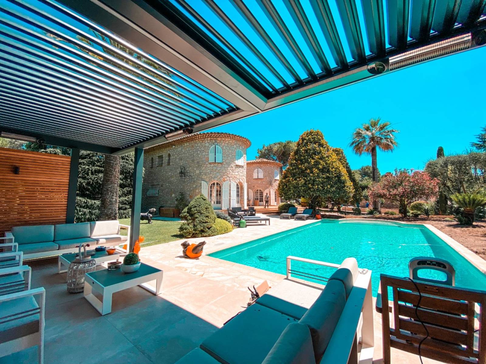 Pergola bioclimatique design en aluminium par MOOD DESIGN à Antibes