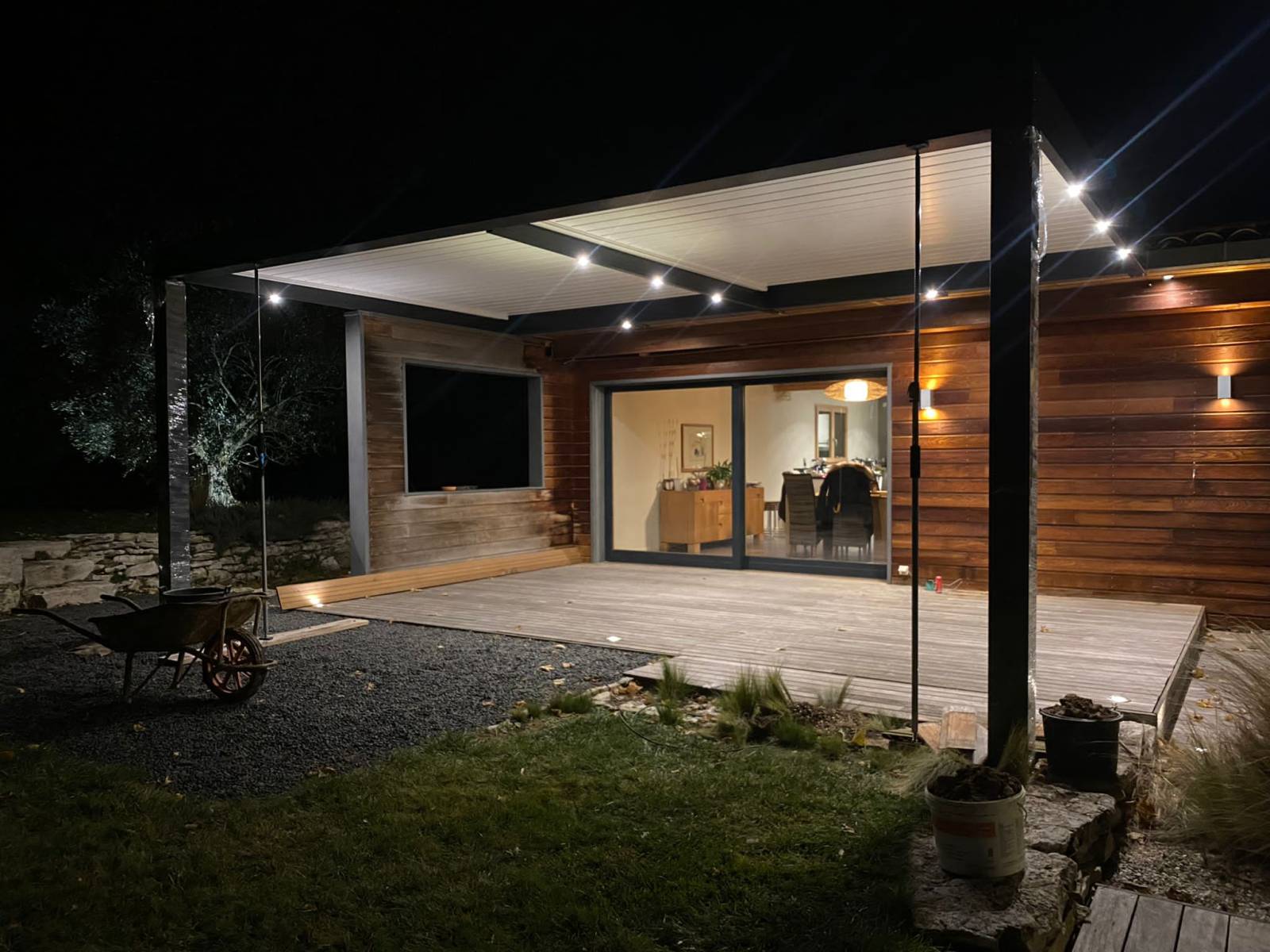 Spots LED de la pergola bioclimatique par MOOD DESIGN à la Rochelle