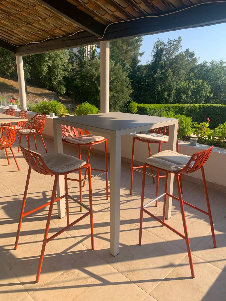 Tabourets Forest et mange debout par Fast en aluminium à Biot