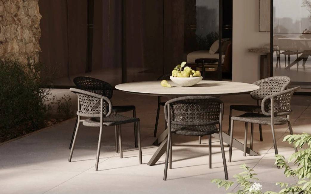 Chaise de repas design en cordes et aluminium, avec dossier arrondi collection Butterfly par JATI & KEBON à Cannes