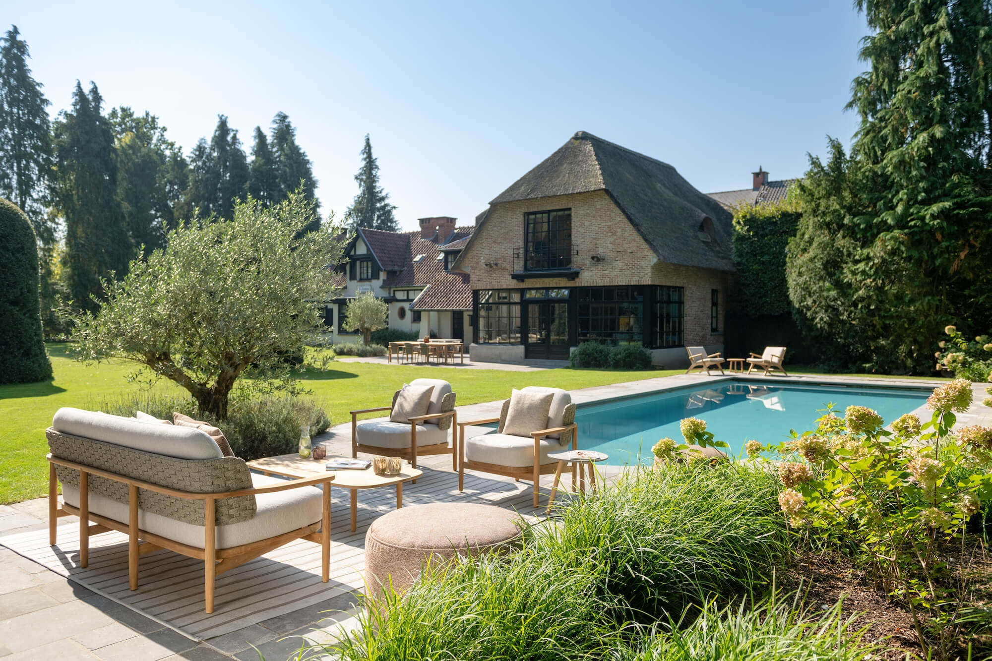 Canapé élégant en teck parfait pour un moment convivial collection BOHO à Cannes