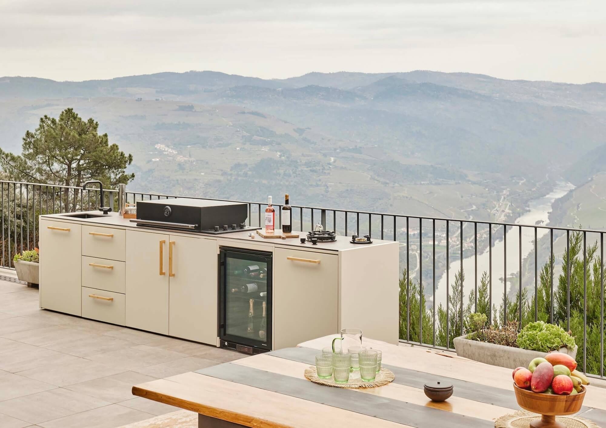 Cuisine extérieure personnalisable avec rangements intégrés pas Brabura à Nice 