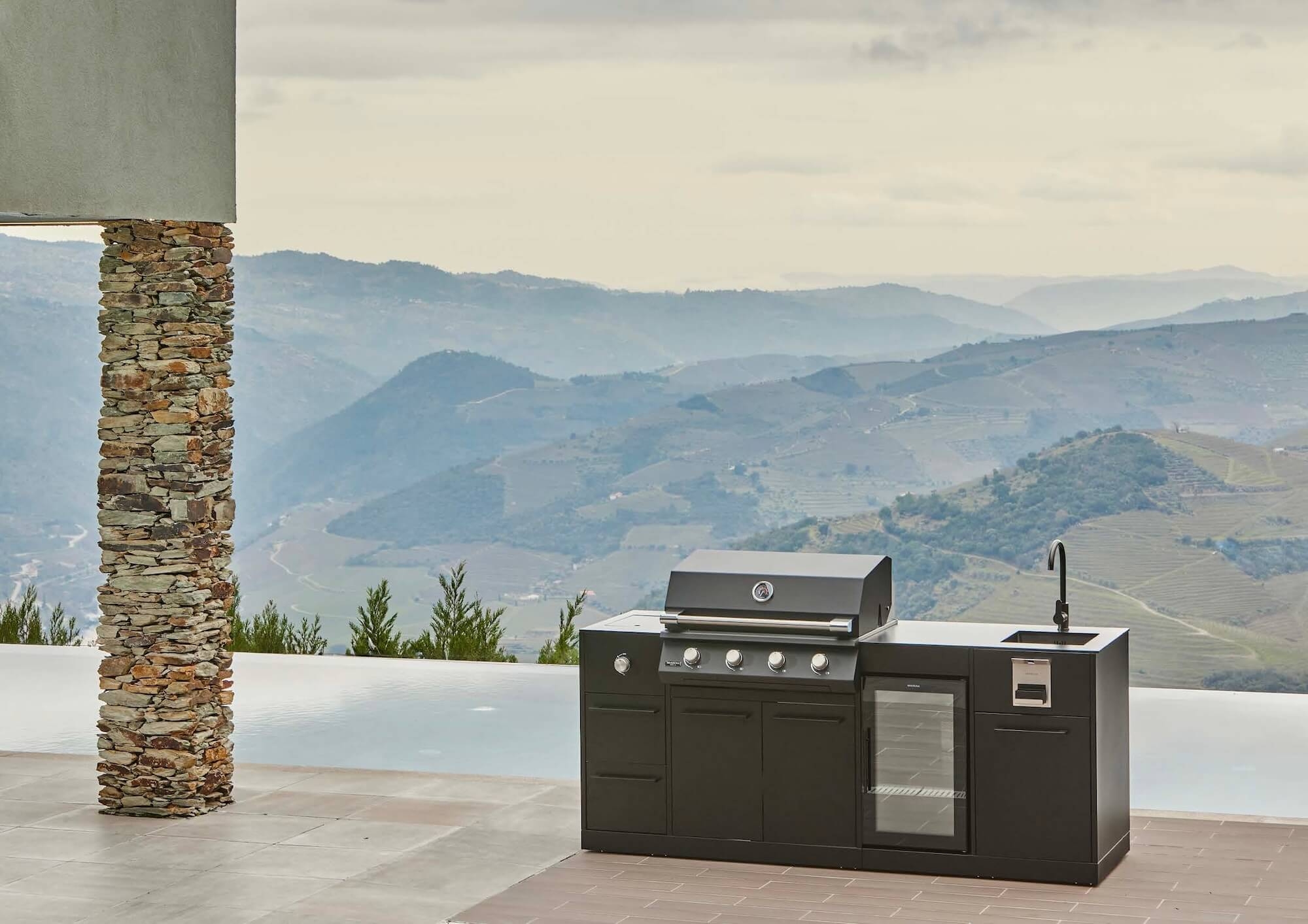 Cuisine extérieure modulaire anthracite Modula par Brabura à Nice 