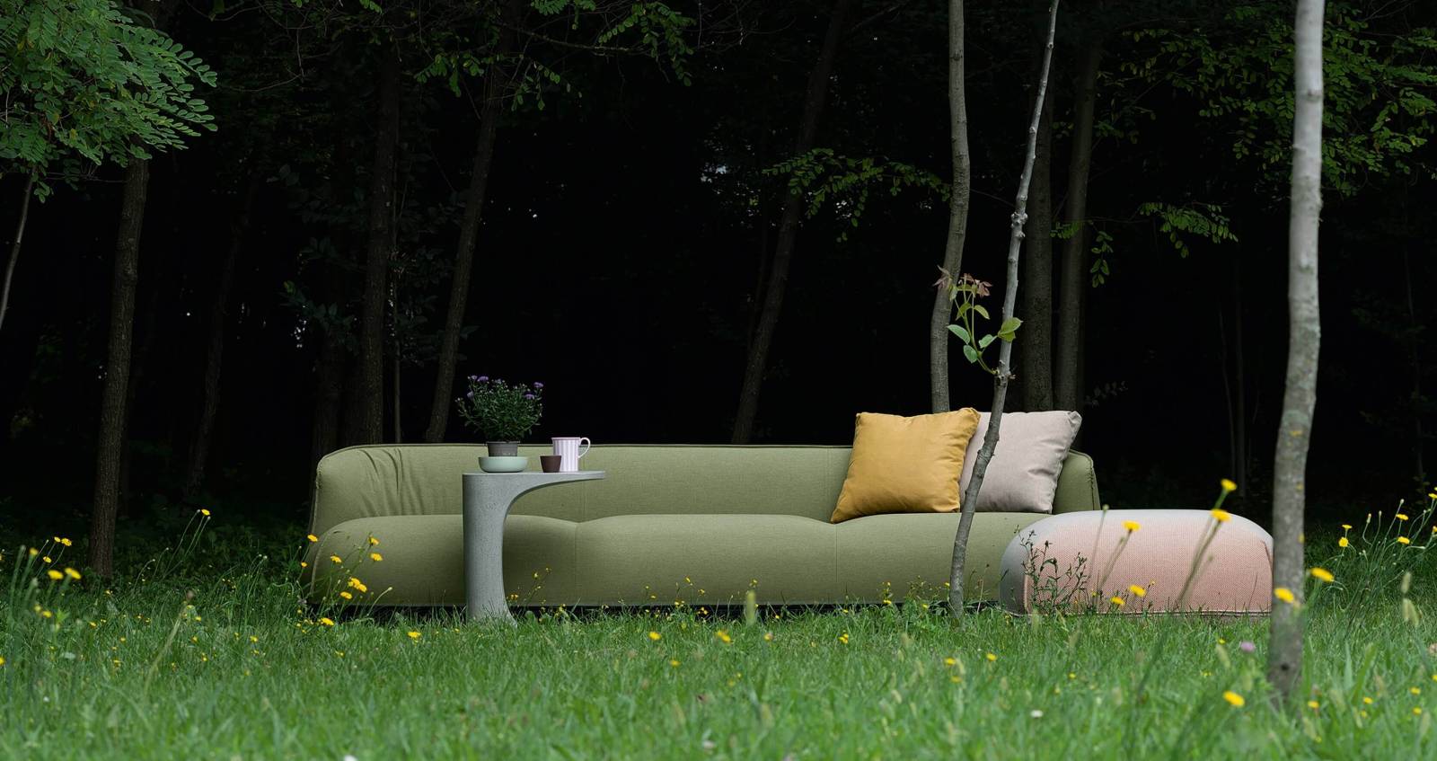 Canapé d’extérieur moelleux, style pouf avec assise basse, collection Brioni Outdoor par KRISTALIA à Nice