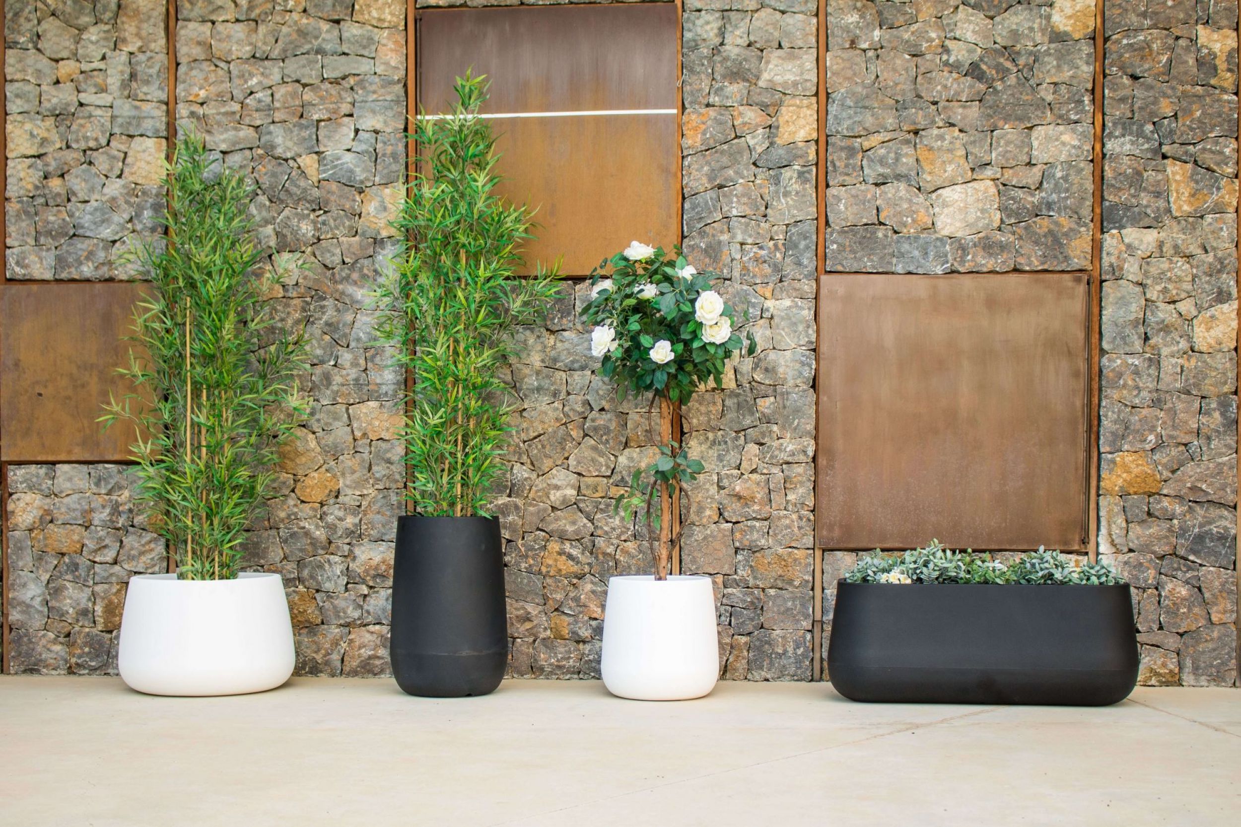 Pot de fleurs avec fonction lumineuse collection Camelia par New Garden à Bordeaux