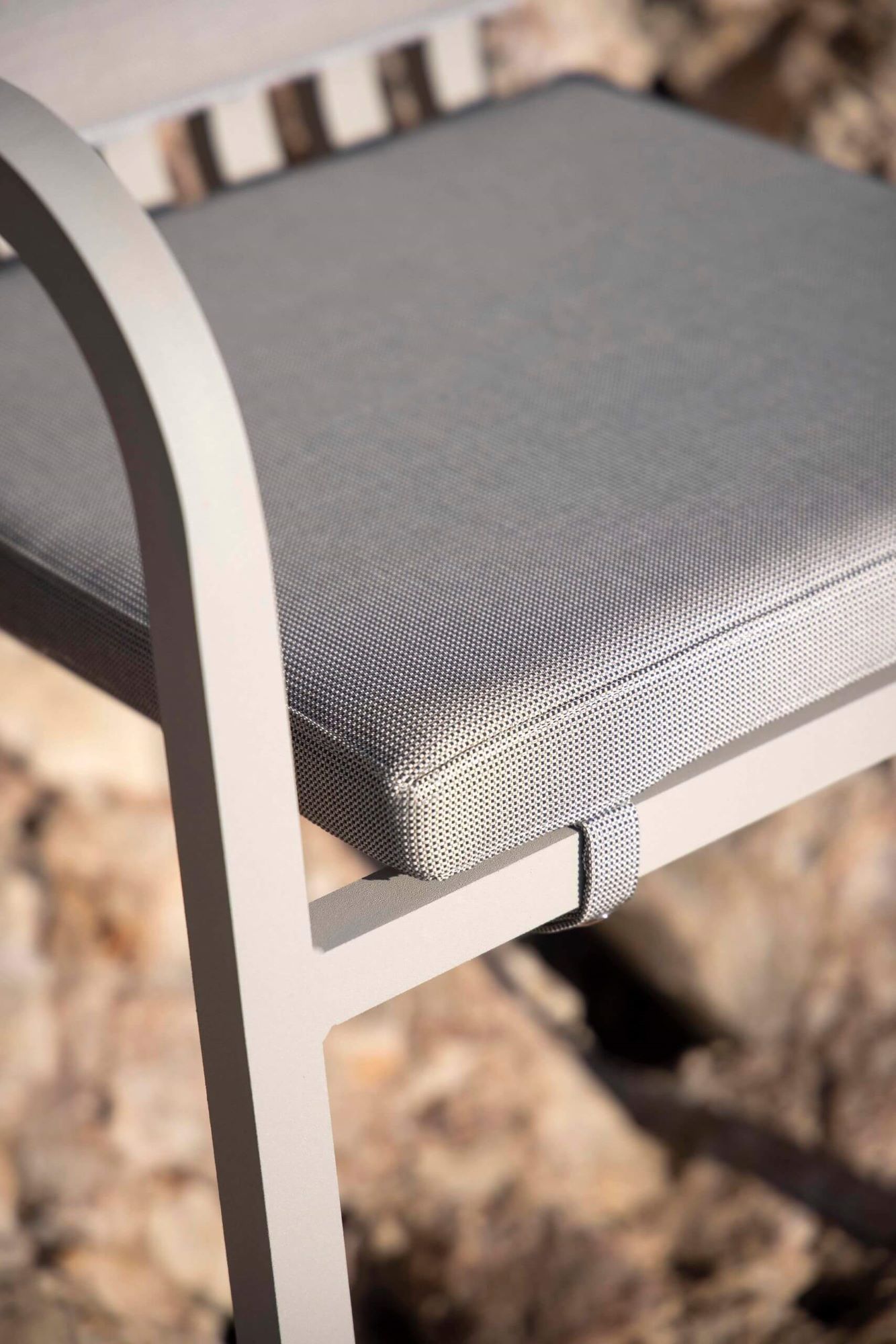 Chaise d'extérieur avec coussin d'assise et dossiercollection Sutra par Ego Paris à Marseille