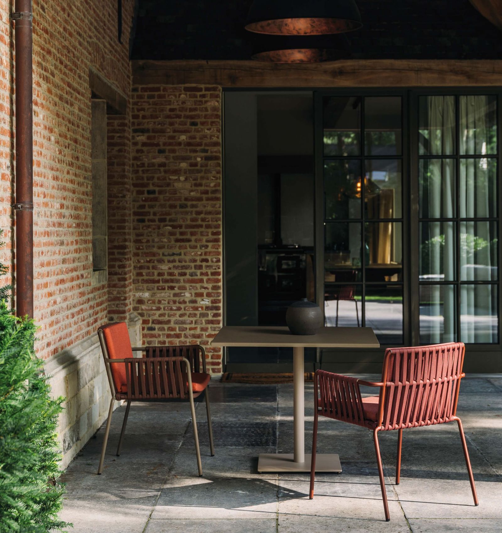 Chaise de repas avec cordage d'extérieur de la collection Net par Kettal à Aix
