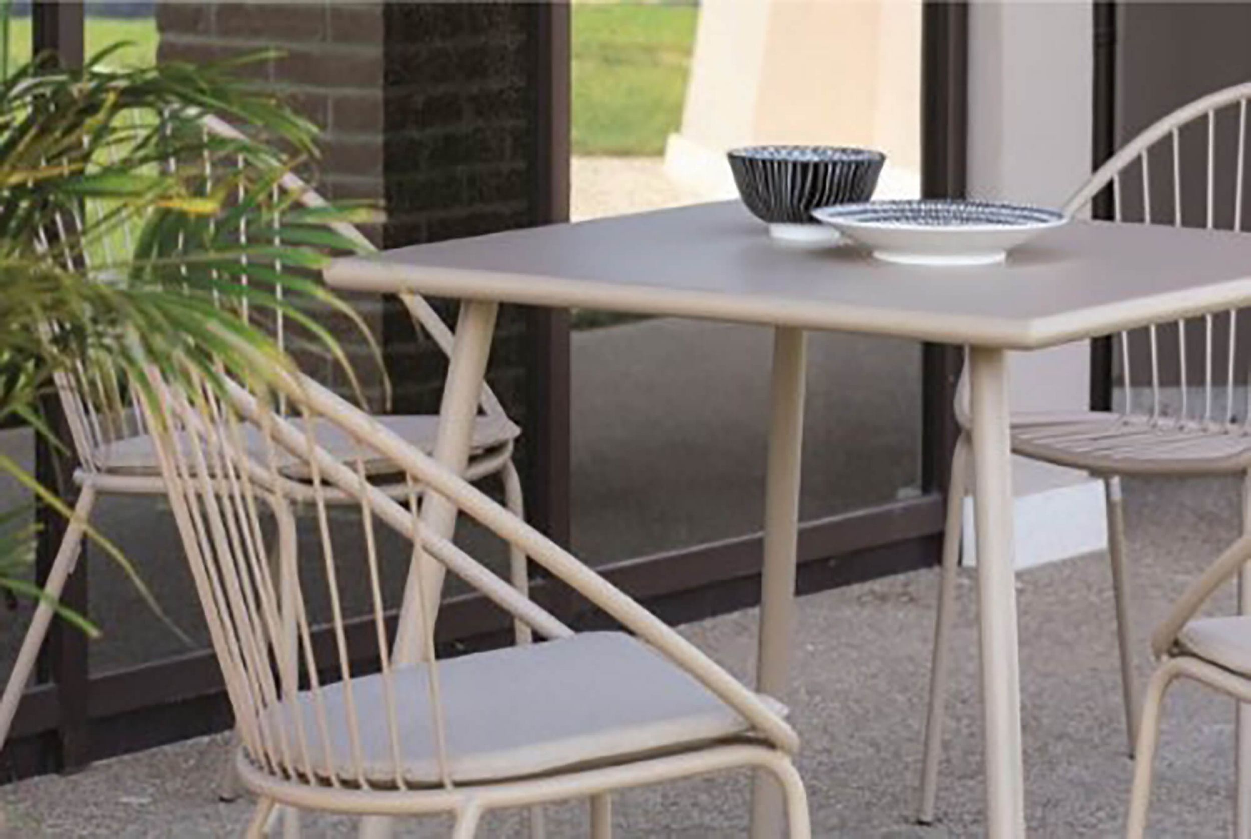 Chaise de repas en acier galvanisé collection Aria par Vermobil à Nantes