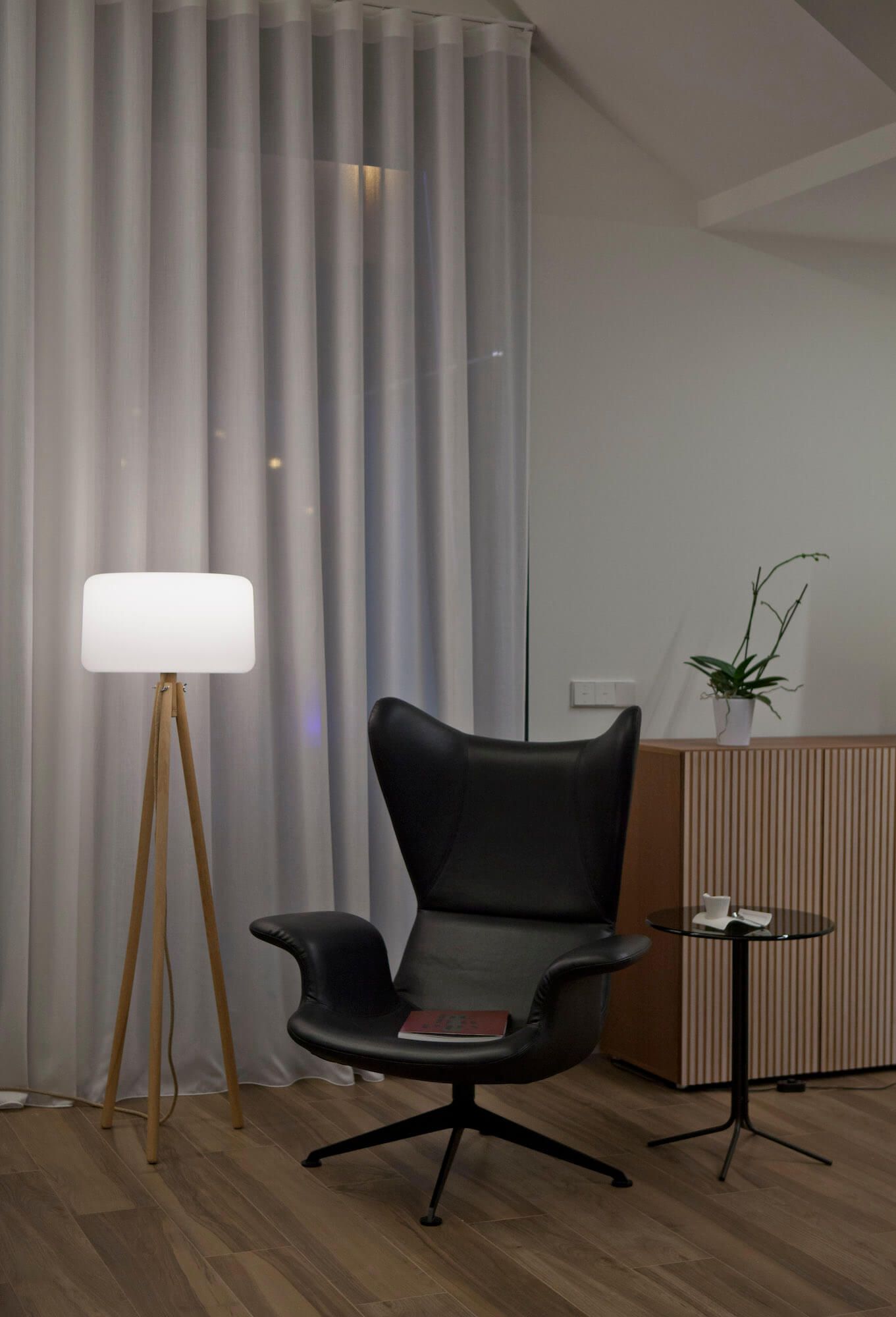 Lampe trépied usage intérieur et extérieur avec recharge solaire ou par câble