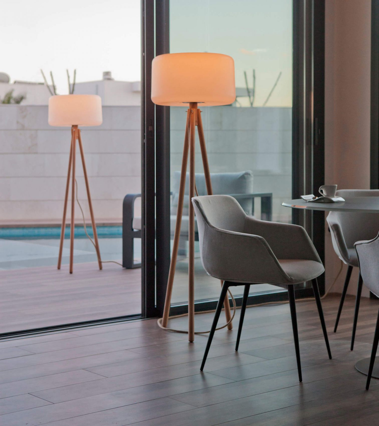 Lampe trépied CHLOÉ 140 en bois et polyéthylène