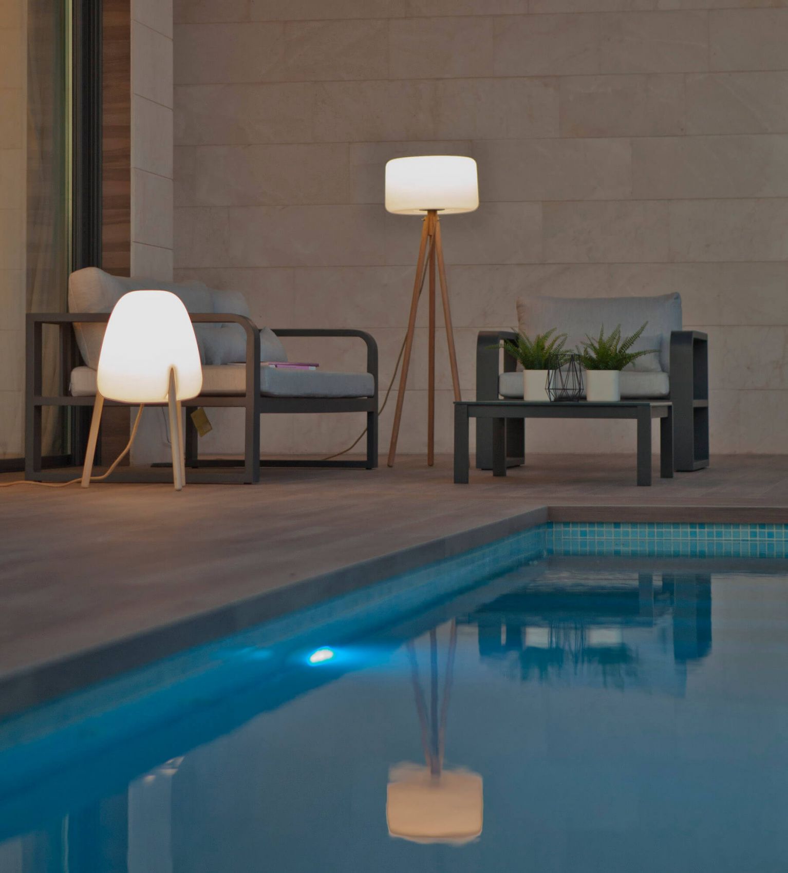 Lampe trépied CHLOÉ en bois, recharge solaire ou par câble