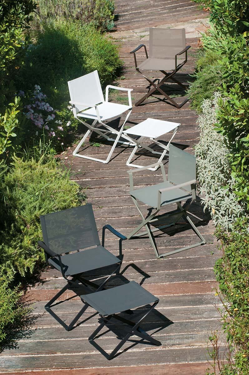 Chaise de repas d'extérieure en aluminium  avec accoudoirs style cinéma par Stefan Diez à Paris
