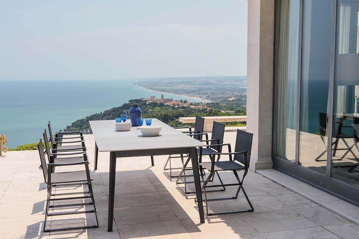 Ensemble de repas d'extérieure confortable en aluminium et tissu hautement performant à Bordeaux