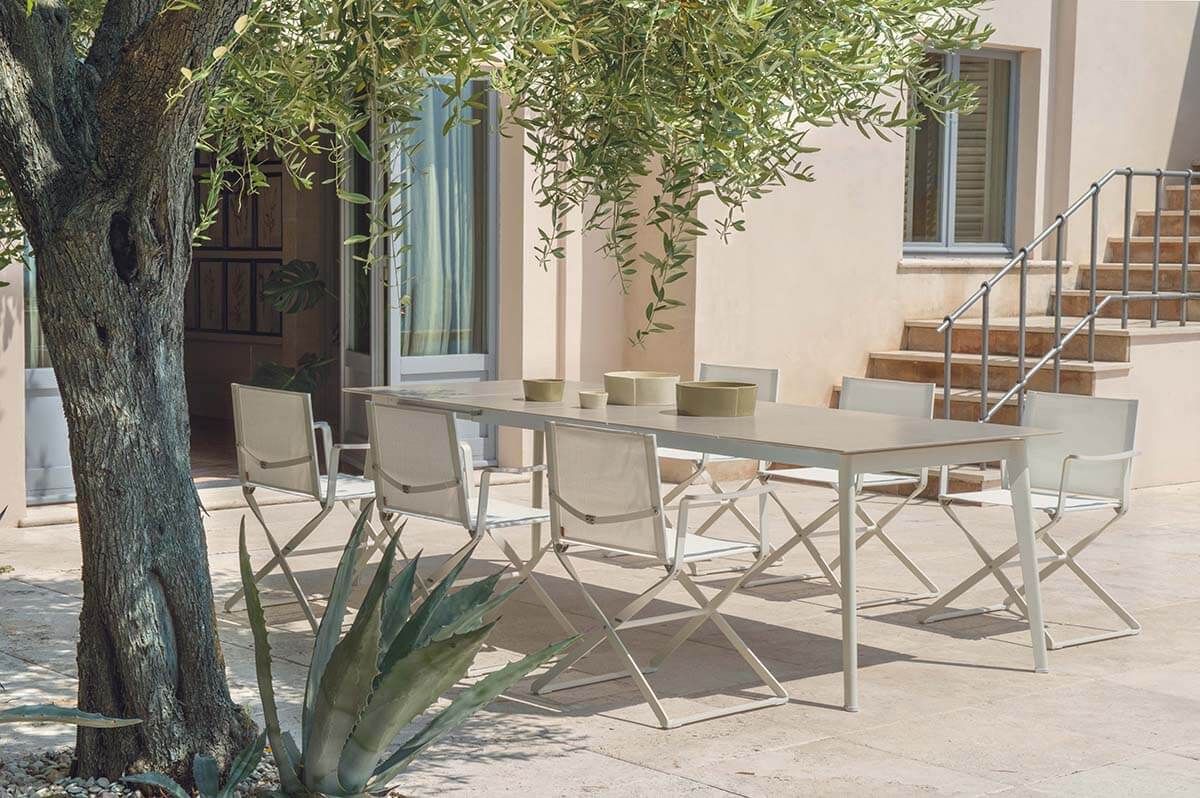 Ensemble de chaises de repas d'extérieure en aluminium et en tissu hautement performant de la collection CIAK  par EMU à Genève