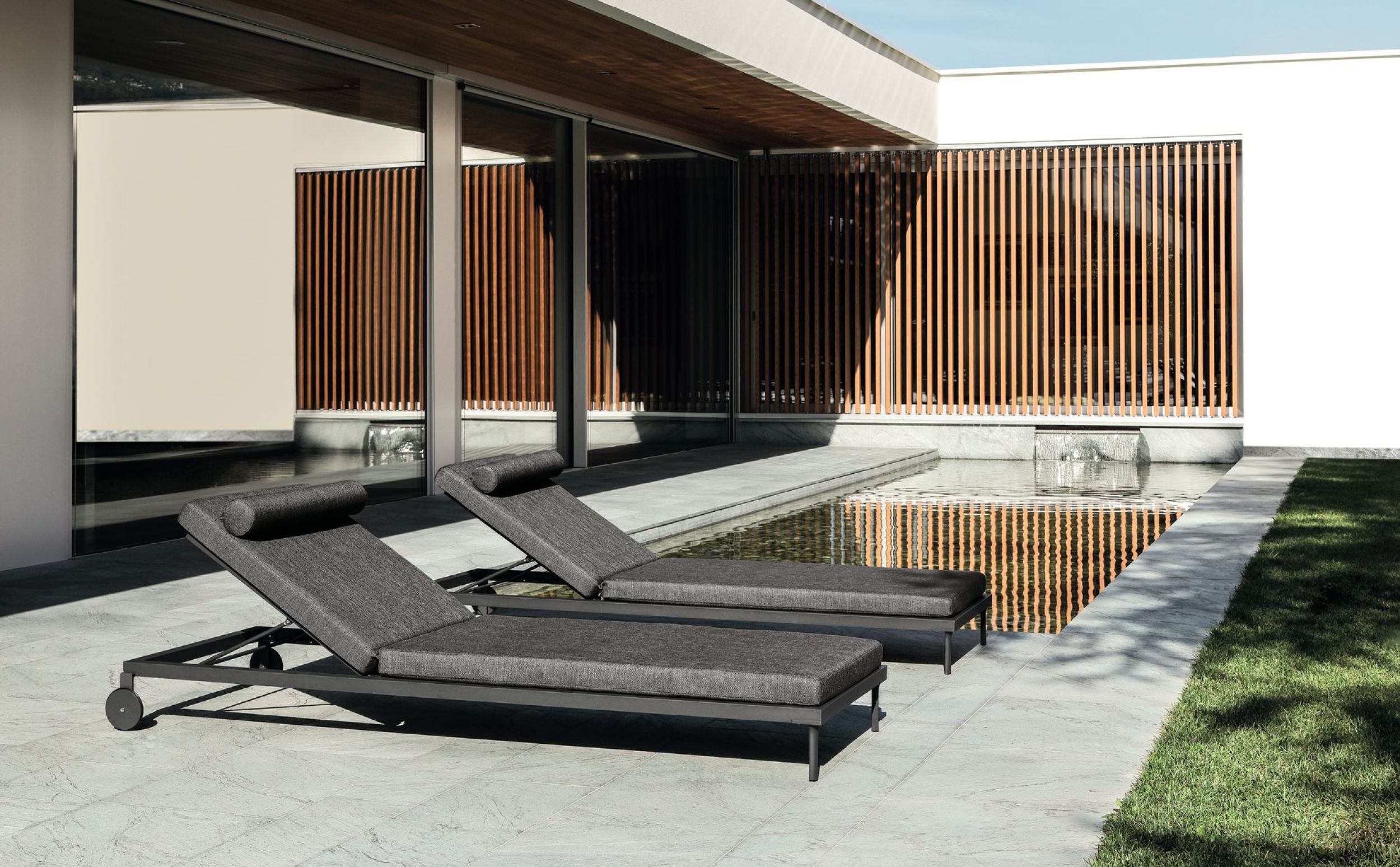Bain de soleil en aluminium couleur anthracite avec matelas gris foncé à Genève
