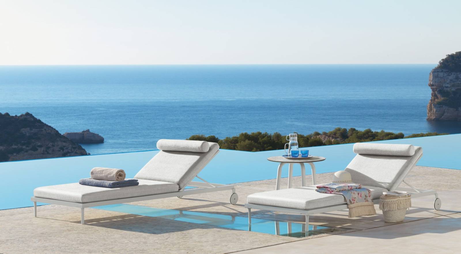 Transat avec matelas épais et roulettes blanc et gris à Nice