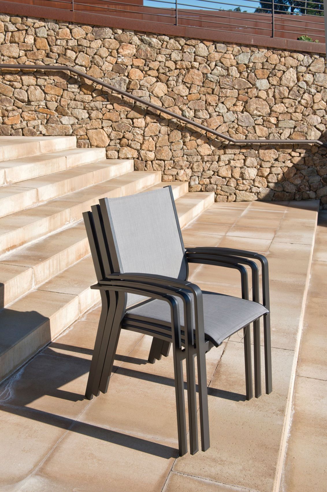 Chaise en aluminium thermo laqué et toile Twitchell® collection Cosmo à Nice