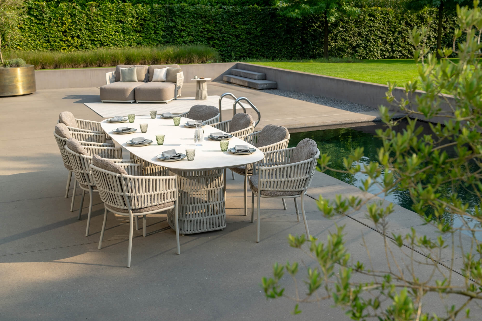 Fauteuil de repas convivial, collection CALA à Antibes