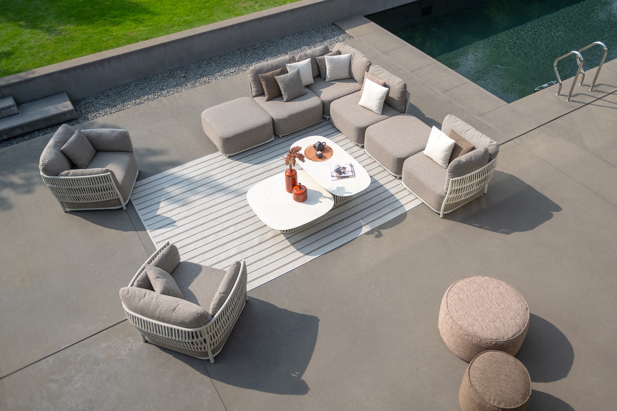 Salon de jardin élégant en aluminium et coussin en tissu 100% acrylique, collection CALA à Cannes