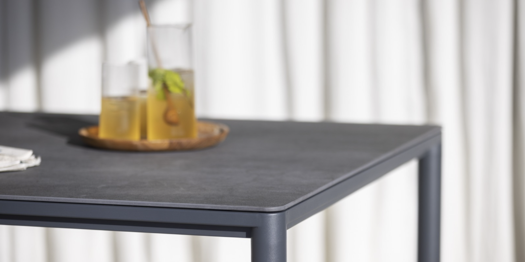 Table de repas au design épuré en inox et plateau céramique ou HPL, collection Alca par Todus