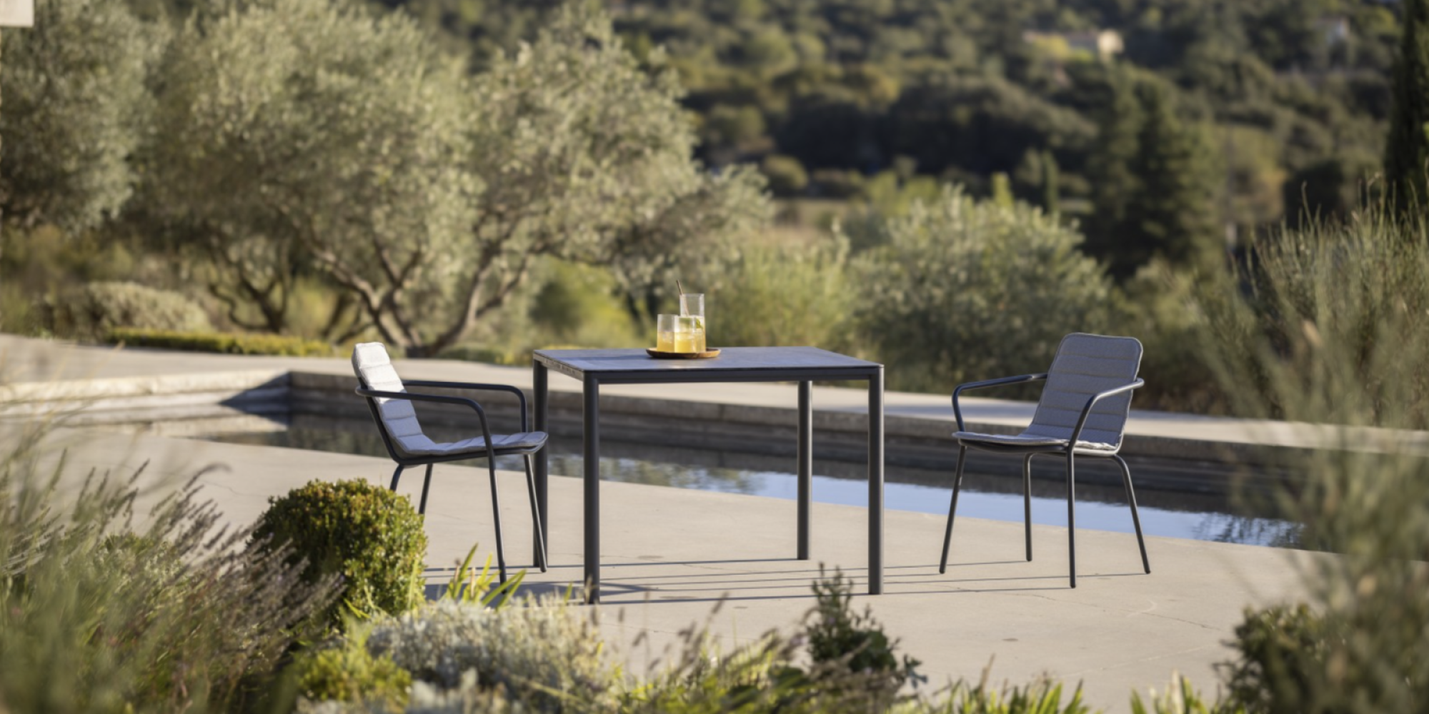 Table de repas au design épuré en inox et plateau céramique ou HPL, collection Alca par Todus