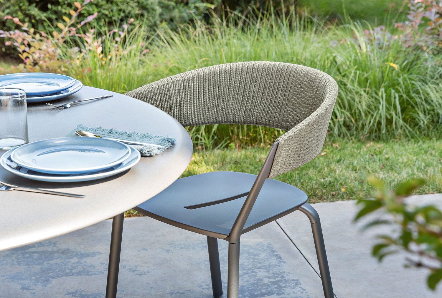 Vue de profil  chaise de repas de la collection Ria  par Fast à Paris