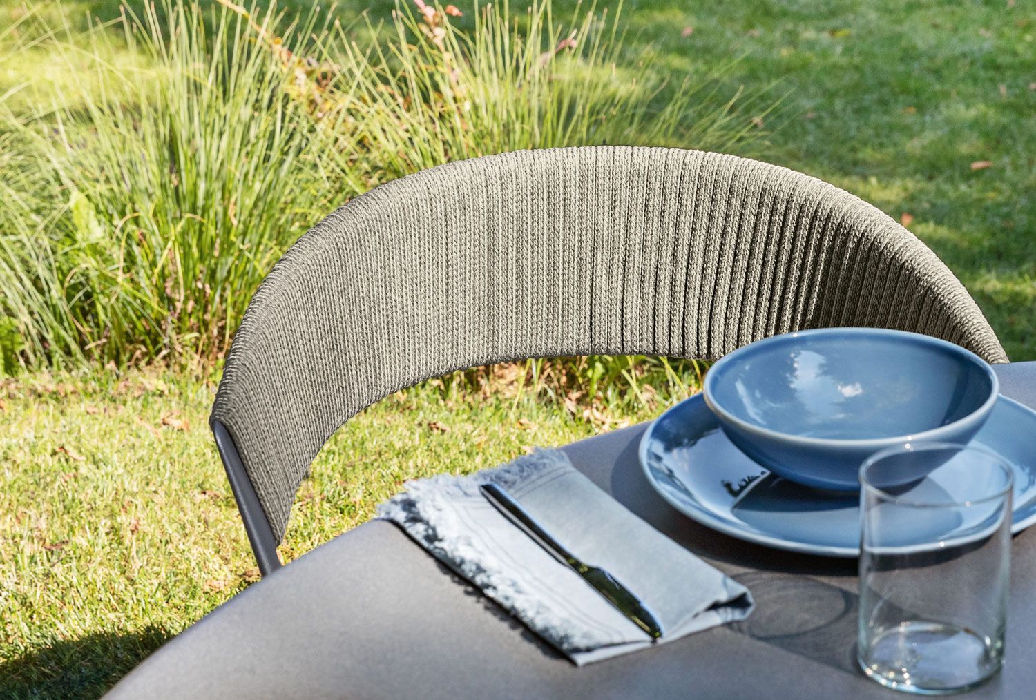 vue de près de la  chaise de repas de la collection Ria en corde à Genève