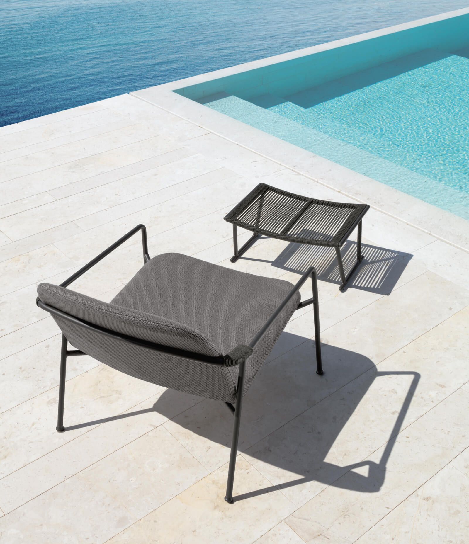 Fauteuil de repas avec cordage tressé sur les accoudoirs collection Coral par Talenti à Cannes