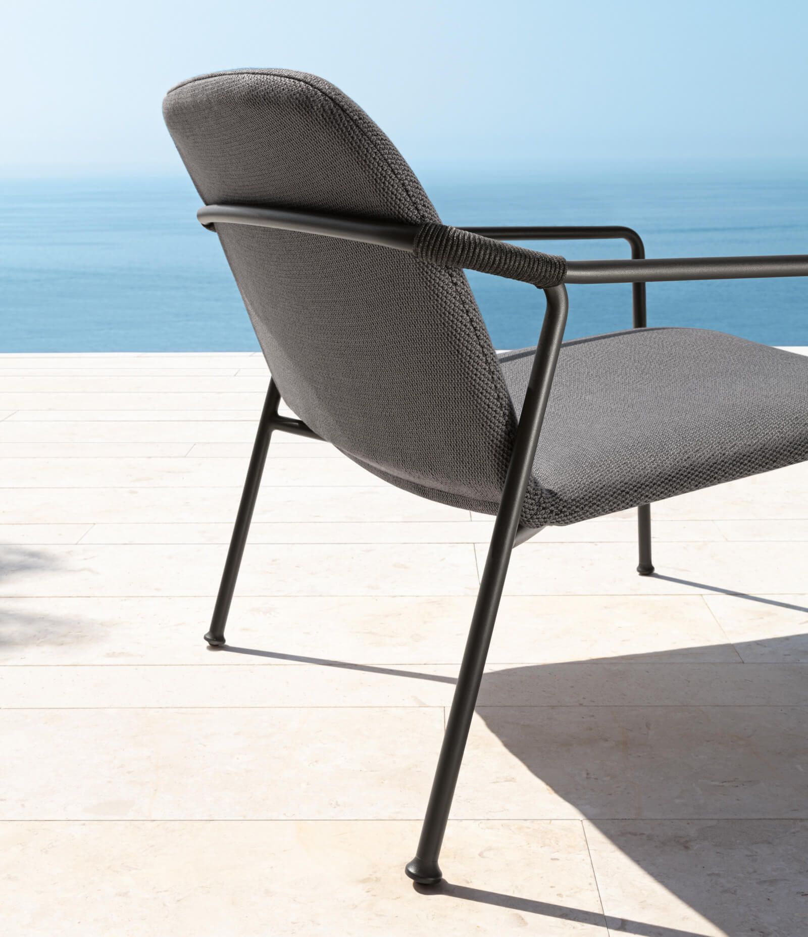 Fauteuil de repas avec cordage tressé sur les accoudoirs collection Coral par Talenti à Lyon