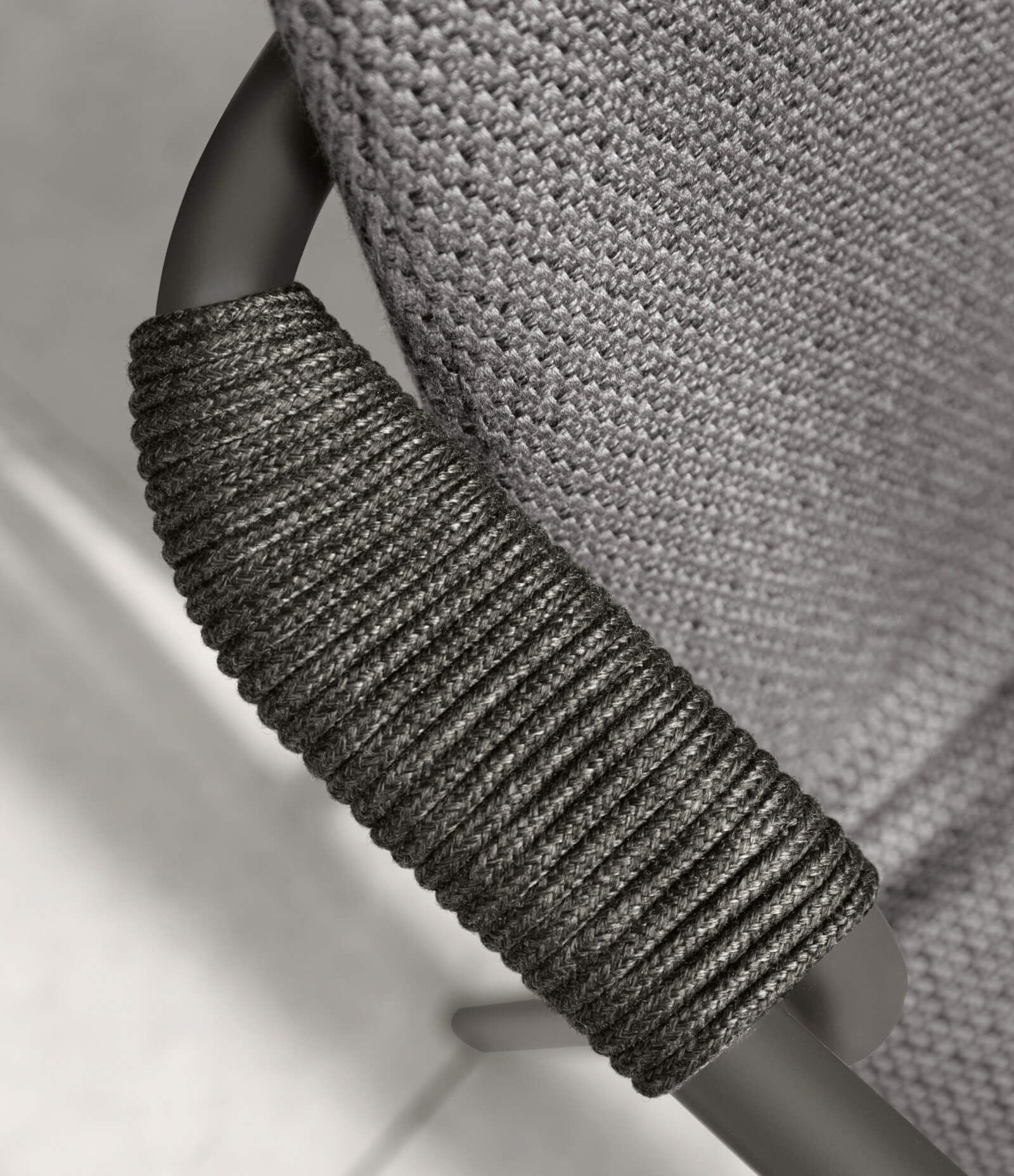 Fauteuil de repas avec cordage tressé sur les accoudoirs collection Coral par Talenti à Aix