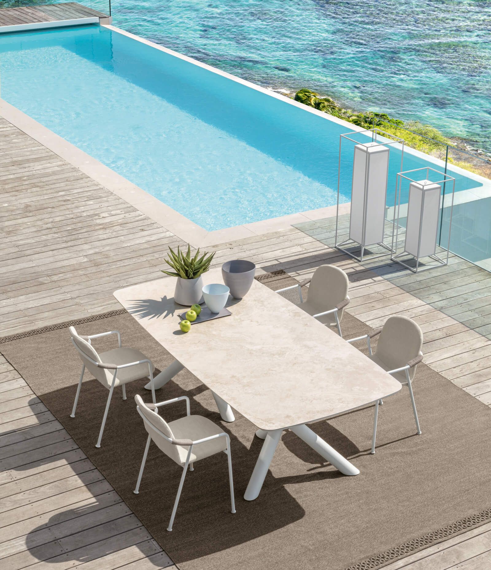 Fauteuil de repas avec cordage tressé sur les accoudoirs collection Coral par Talenti à Genève