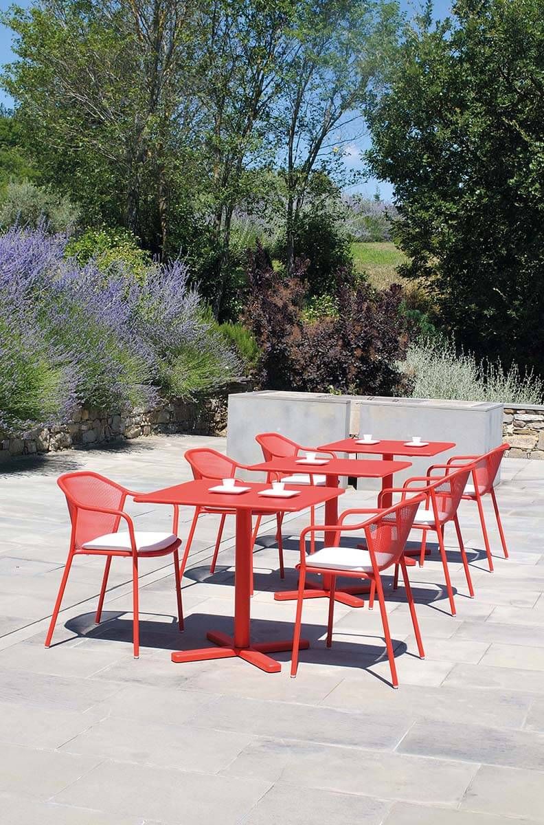 Chaise de repas avec accoudoirs en acier galvanisé collection Darwin par Emu à Nantes