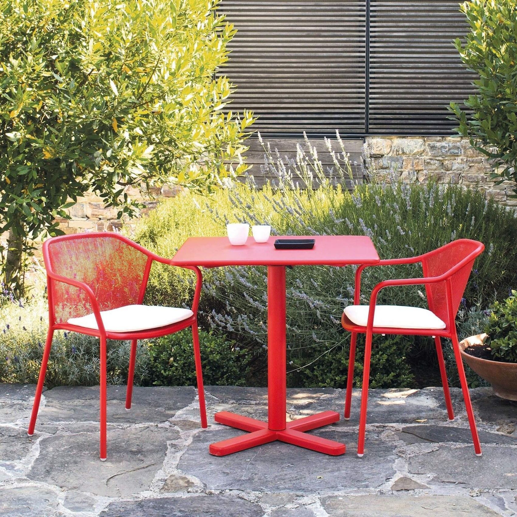 Chaise d'extérieur rouge moderne en acier galvanisé collection Darwin par Emu à Aix