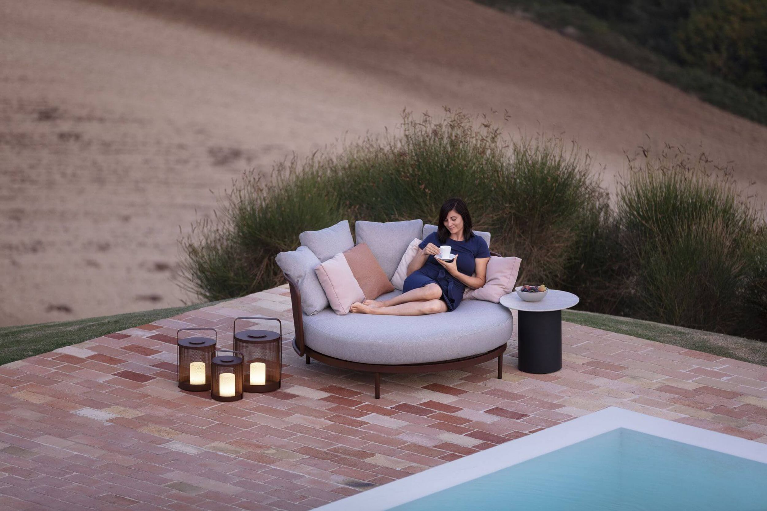 Daybed rond et imperméable en inox laqué collection Baza par Todus à Paris