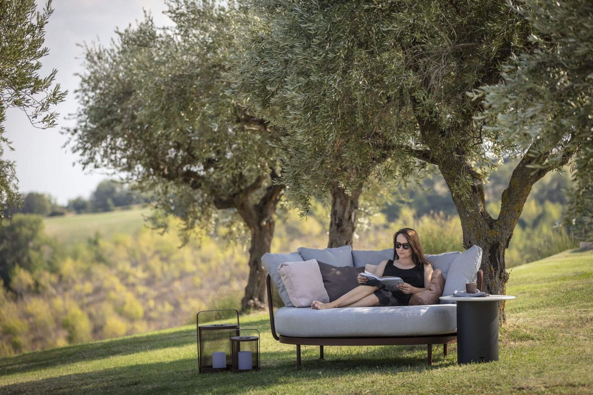 lit de jardin avec structure en inox laqué collection Baza par Todus à Bordeaux