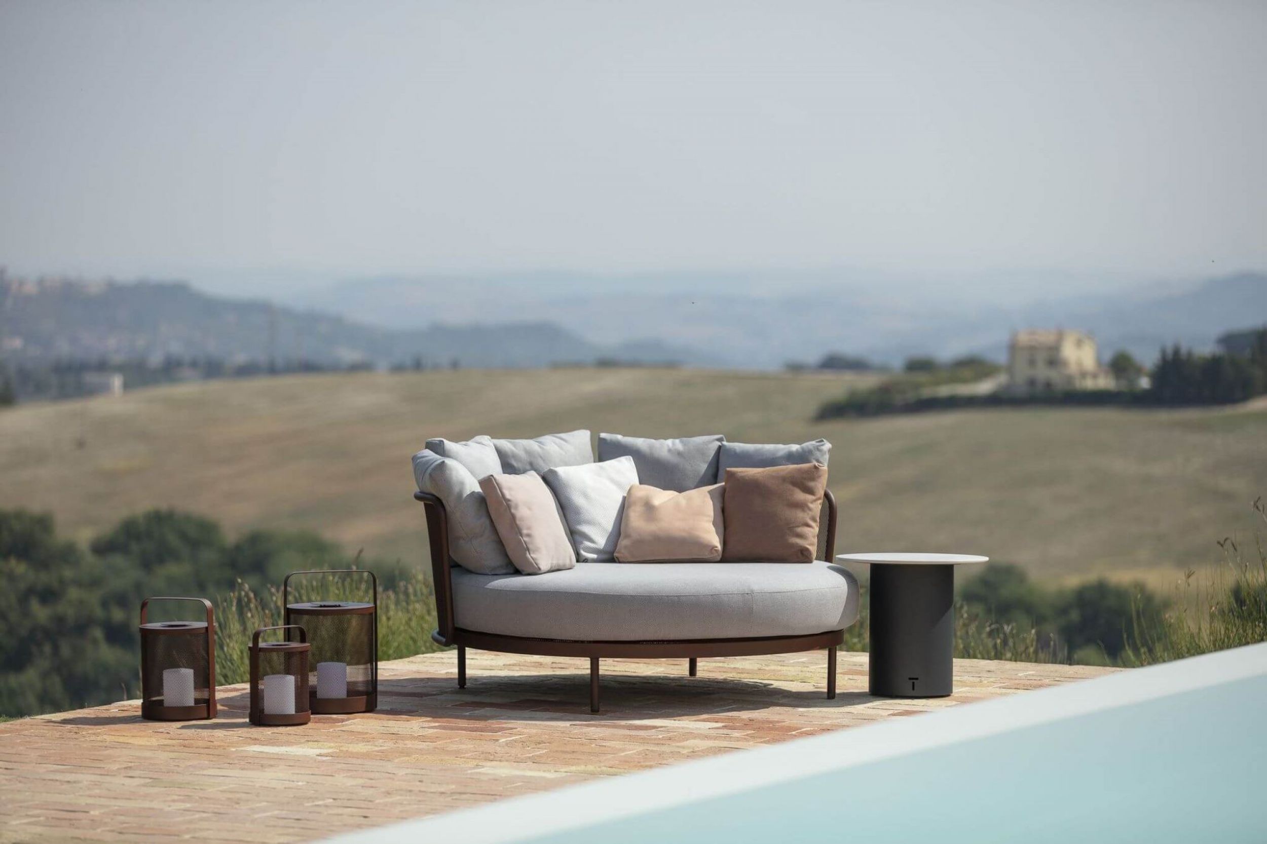 Daybed d'extérieur en inox laqué collection Baza par Todus à Genève