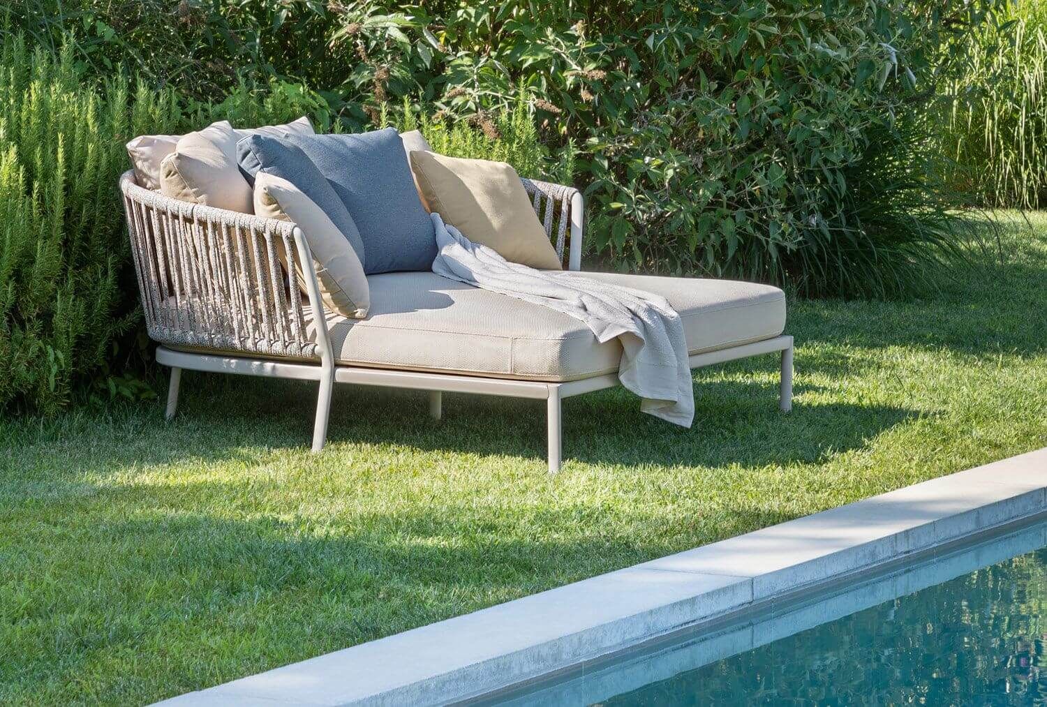 Daybed en aluminium de la collection Ria par Fast à Genève