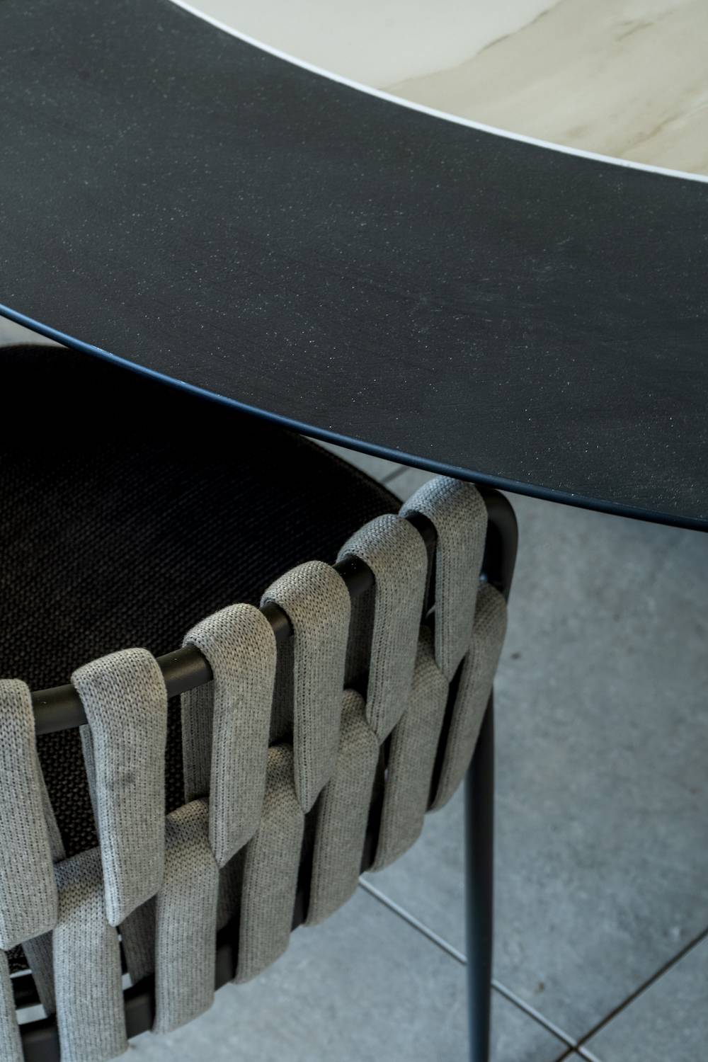 Detail dossier en corde rembouré des fauteuils de repas Frame