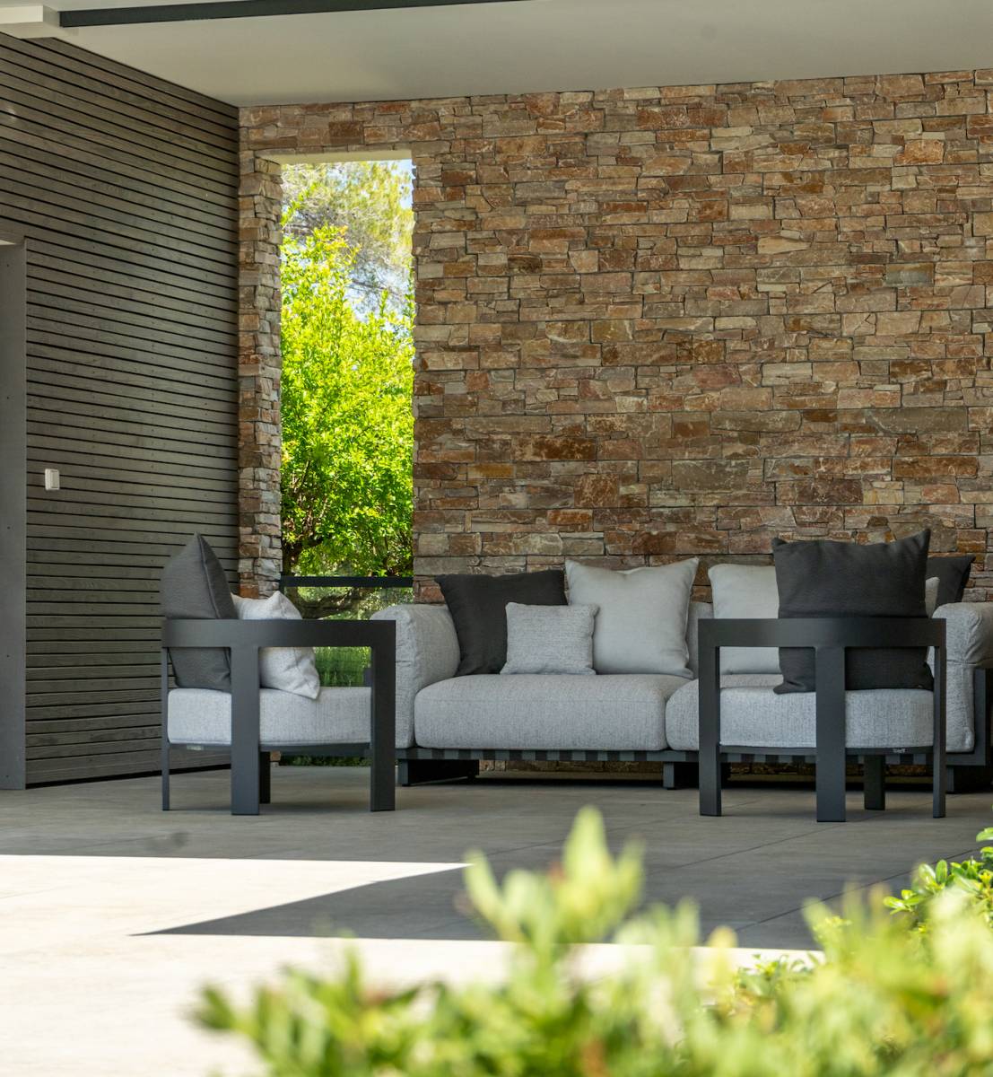 Aménagement extérieur d'une villa dans le Var avec coin piscine et coins lounge ombragés