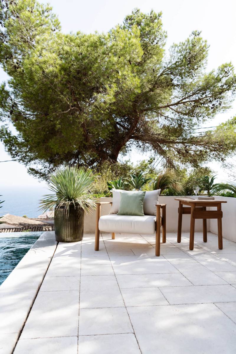 Salon de jardin en teck avec structure en aluminium collection Pomalo par Fjaka