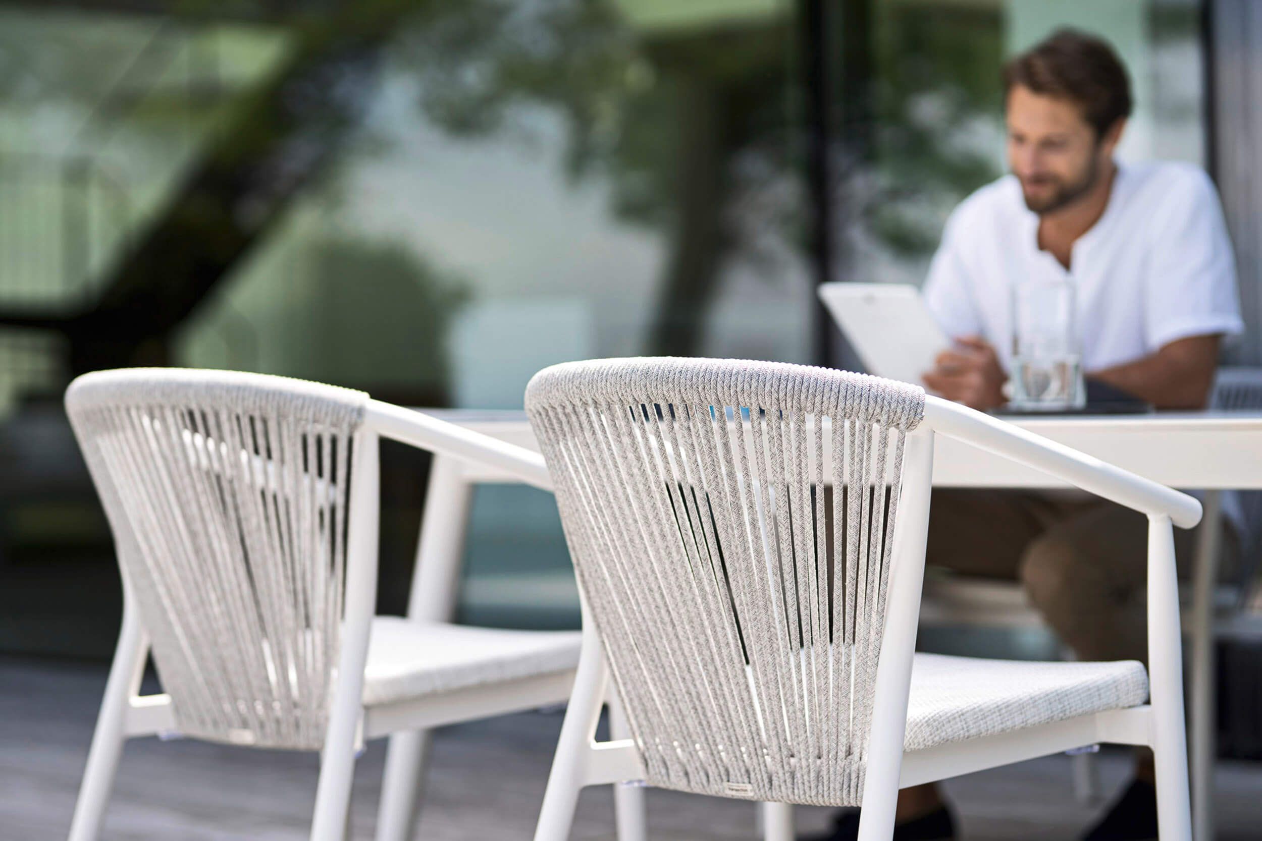 Fauteuil de repas style contemporain en cordes synthétiques collection Smart par Varaschin