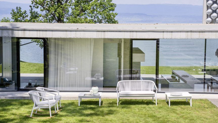 Salon de jardin avec canapé blanc avec structure en aluminium thermo laquée de la collection Smart par Varaschin à Villefranche