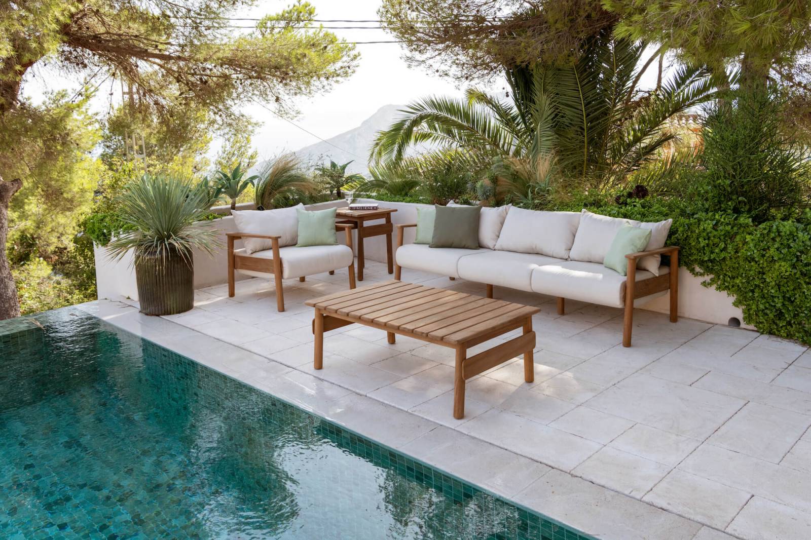 Salon de jardin en teck avec structure en aluminium collection Pomalo par Fjaka