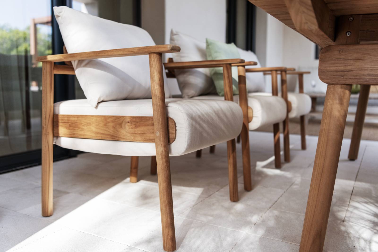 Fauteuil de repas en teck et coussins sunbrella collection Pomalo