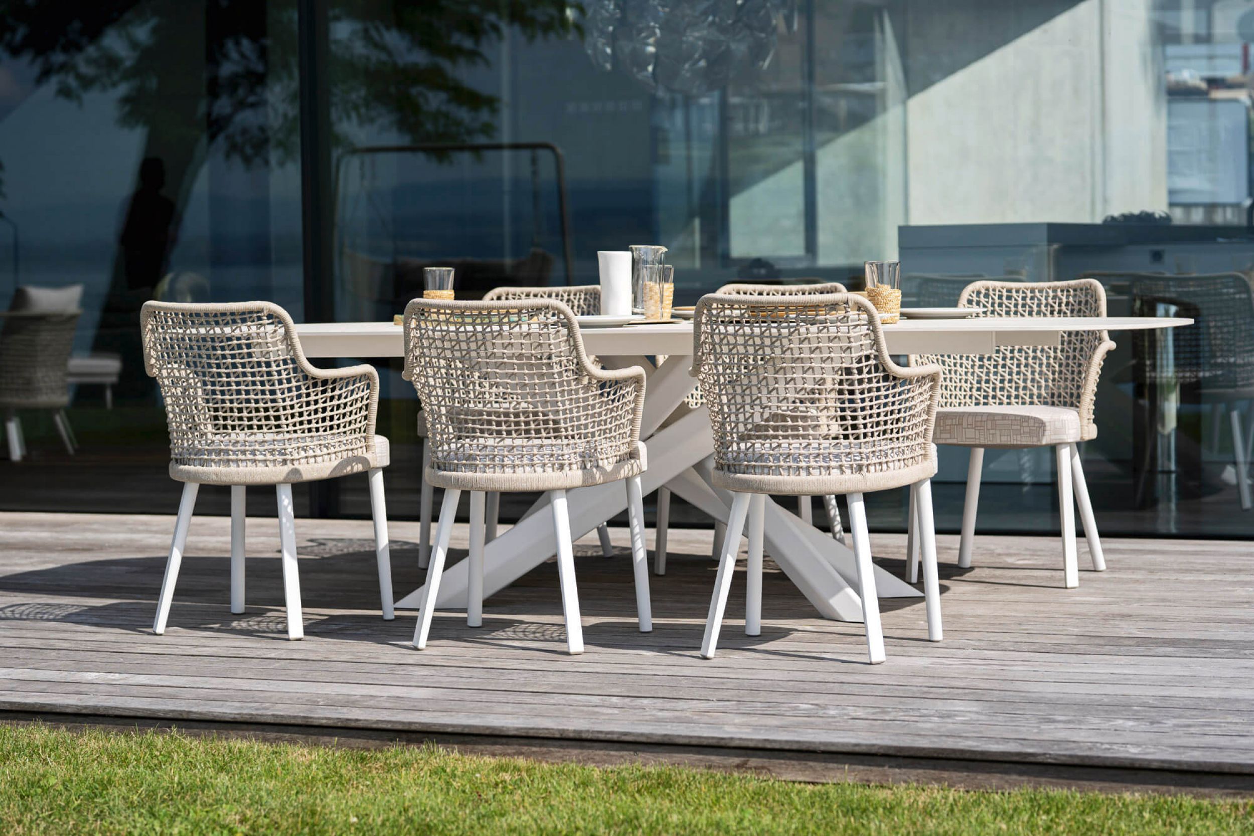 Fauteuil de repas design avec le dossier en cordes tressées collection Emma par Varaschin